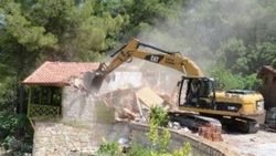 Trabzon'da kaçak binalar yıkıldı