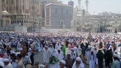 Hacı adayları Mescid-i Haram'dan ayrılmıyor