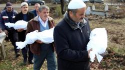 Yangın kurbanı 3 kardeşin küçük bedenleri tabuta konulamadı