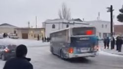 Otobüs buzlu yolda kazadan son anda kurtuldu
