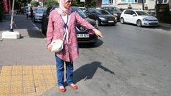 Bakırköy'de yere 14 bin TL düşüren kadın parasını arıyor