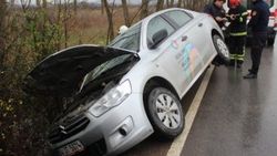 Seyir halindeyken tekerleği çıkan otomobil kaza yaptı