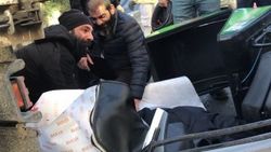 Kamyonetle refüj arasına sıkışan abisinin öldüğüne inanamadı