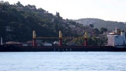 Yalılara doğru sürüklenen gemi son anda durdu