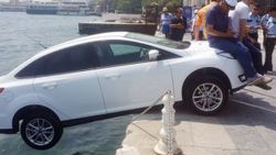 El freni çekilmeyen otomobil son anda kurtarıldı