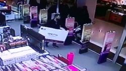 Mağazada herkesin gözü önünde televizyon çaldı