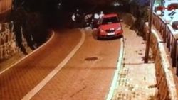 Çaldıkları otomobille çapkınlık yaparken yakalandılar
