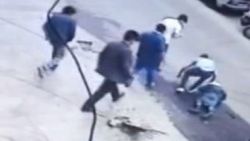 İstanbul'da karşıdan karşıya geçen kadına araba çarptı