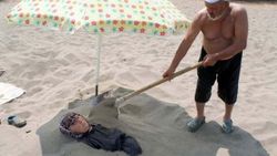 Mersin'de şifa için kuma gömülüyorlar