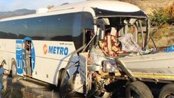 Acemi birliğine giden askerleri taşıyan otobüs kaza yaptı