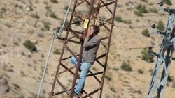 Telefonla konuşmak için elektrik direğine çıkıyorlar