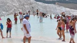 Pamukkale'de sıcağın keyfi çıkarılıyor