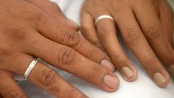 Davetli havaya ateş açtı: Damat testislerinden vuruldu