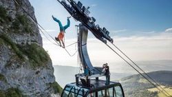 İki teleferik arasında yürüyen gözü pek adam
