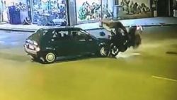 Otomobil çarpan motosikletli yere çakıldı