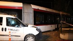 Samsun'da tramvay ile hafif ticari çarpıştı
