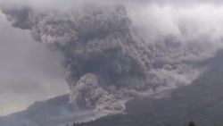 Sinabung Dağı'ndaki yanardağ patladı