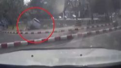 Kontrolünü kaybeden sürücü göle uçtu