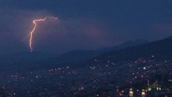 Bursa’da gökyüzünü şimşekler aydınlattı