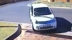 Aracının etrafını saran silahlı gruba pabuç bırakmadı