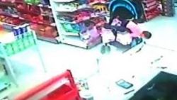 Adanalı baba pusetten düşen bebeğini son anda kurtardı