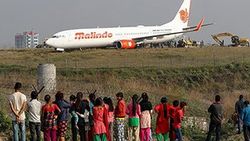 Nepal'de yolcu uçağı pistten çıktı