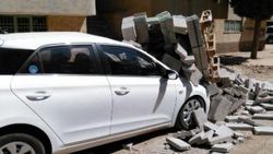 Kamyondan düşen beton plakalar, otomobili hurdaya çevirdi