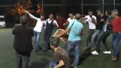 Halı sahayı halay çekmek için kiraladılar