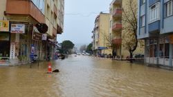 Çanakkale’de yollar göle döndü
