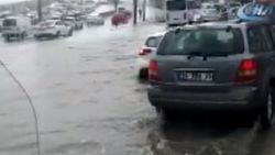 Yağmur Esenyurt E-5'te zor anlar yaşattı