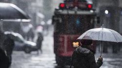 İstanbul'da kar yerini sağanak yağmura bıraktı