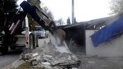 Yalova Belediye Başkanı babasının ahırını yıktırdı
