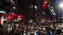 Yalova darbe girişimine karşı sokaklara çıktı