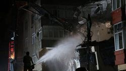 Gaziosmanpaşa'da yan yatan binada yıkım başladı