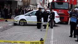 Beşinci kattan yanarak düştü