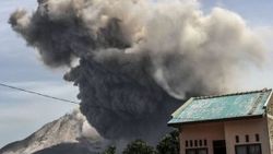 Sinabung Yanardağı'nda patlamalar sürüyor