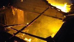 Kerpiç evdeki yangında mahsur kalan yaşlı çift kurtarıldı