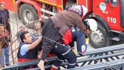 Yangında mahsur kalan kadını itfaiye kurtardı
