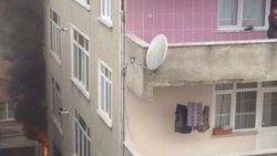 Anne çocuğuyla yangında mahsur kaldı