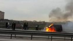 Pendik'te yanan otomobile oksijen tüplü müdahale