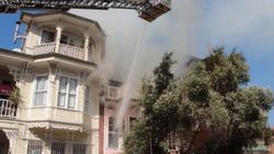 Üsküdar'da ahşap bina yandı