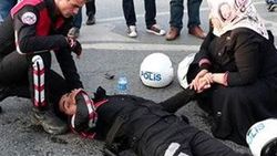 Yaralı polisin elini dakikalarca tuttu