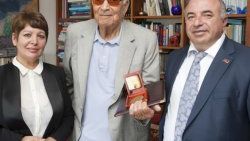 Yaşar Kemal'e Krikor Naregatsi nişanı