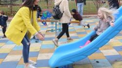 Yasemin Özilhan kızlarıyla parka gitti
