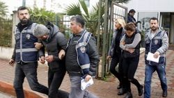 Yaşlı adamın işaretiyle polis, şantajcıları yakaladı