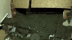 Yaşlı kadın beton duvarın altında can verdi
