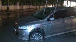 Yenibosna'da araçlar belediyenin kapatmadığı çukura düştü