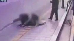 Yolda yürürken yerin dibine girdiler - İzle