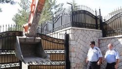 Koza İpek Holding'e ait arsalarda mehterli yıkım