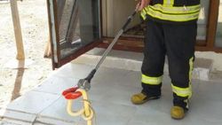 Manisa'da mutfağa giren yılanı itfaiye çıkardı